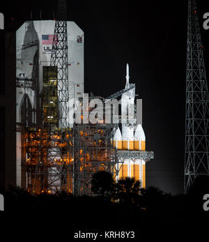 La United Launch Alliance Delta IV Heavy a razzo con la NASA del veicolo spaziale Orion montato in cima è visto presto il Venerdì, Dicembre 5, 2014, alla Cape Canaveral Air Force Station's Space Launch Complex 37, Florida. Orion è prevista per il lancio e fare il suo primo volo di prova più tardi la mattina. La navicella orbiterà terra due volte, raggiungendo una quota di circa 3.600 miglia sopra la terra prima dello sbarco nell'Oceano Pacifico. Nessuno sarà a bordo di Orion per questa prova di volo, ma il veicolo spaziale è progettato per consentire a noi di viaggio per destinazioni mai visitato da esseri umani, includenti un asteroide e Foto Stock