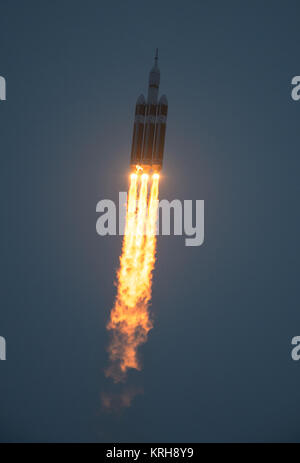 La United Launch Alliance Delta IV Heavy a razzo con la NASA del veicolo spaziale Orion montato in cima, solleva da Cape Canaveral Air Force Station's Space Launch Complex 37 in corrispondenza di 7:05 a.m. EST, Venerdì, Dicembre 5, 2014, in Florida. La Orion navicella orbiterà terra due volte, raggiungendo una quota di circa 3.600 miglia sopra la terra prima dello sbarco nell'Oceano Pacifico. Nessuno è a bordo di Orion per questa prova di volo, ma il veicolo spaziale è progettato per consentire a noi di viaggio per destinazioni mai visitato da esseri umani, includenti un asteroide e Marte. Photo credit: (NASA/Bill Ingalls) Lancio di EFT-1 Foto Stock