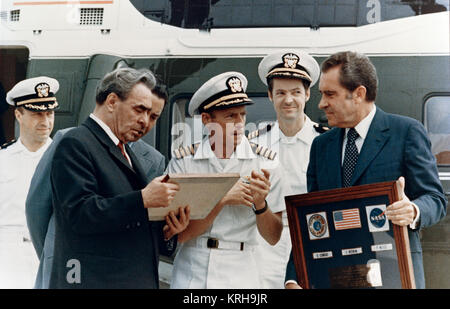 Skylab 2 membri di equipaggio con Richard Nixon e Leonid Brezhnev Foto Stock