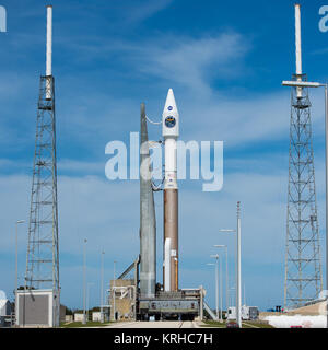 Il Regno lancio Alleanza Atlas V a razzo con della NASA multiscala Magnetospheric (MMS) a bordo veicolo spaziale è visto sulla rampa di lancio presso il Kennedy Space Center di Cape Canaveral Air Force Station Space Launch Complex 41, giovedì, 12 marzo 2015 in Florida. Lancio della Atlas V rocket porterà quattro identici MMS navicella spaziale in orbita per fornire la prima vista tridimensionale di riconnessione magnetica. Photo credit: (NASA/Aubrey Gemignani) Atlas V MMS 2015-03-15 La NASA Foto Stock