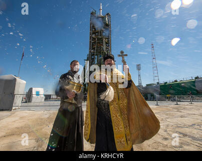 Un sacerdote ortodosso benedice i membri dei media dopo egli benedisse il razzo Soyuz presso il cosmodromo di Baikonur Launch Pad giovedì, 26 marzo 2015 in Kazakistan. L'astronauta della NASA Scott Kelly e cosmonauti russi Mikhail Kornienko e Gennady Padalka di l'agenzia Spaziale Federale Russa Roscosmos () sono in programma di lancio per la Stazione Spaziale Internazionale nella Soyuz TMA-16M veicolo spaziale dal cosmodromo di Baikonur in Kazakistan il 28 marzo, il kazako tempo (marzo 27 Eastern time). Come un anno di equipaggio, Kelly e Kornienko farà ritorno a massa sul Soyuz TMA-18M nel marzo 2016. Credito foto (NASA/Bil Foto Stock