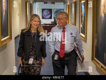 La NASA Amministratore Delegato Dott.ssa dava Newman passeggiate per un incontro con la NASA Administrator Charles Bolden, lunedì 18 maggio, 2015, il suo primo giorno di lavoro presso la sede centrale della NASA a Washington. Photo credit: (NASA/Bill Ingalls) dava Newman con la NASA Administrator Charles Bolden Foto Stock