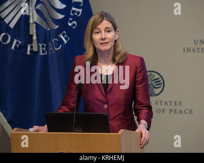 Nancy Lindborg, presidente, United States institute of peace, introduce il dott. John P. Holdren, assistente del presidente per la scienza e la tecnologia di annunciare il lancio di un international partnership pubblico-privato per aiutare le nazioni in via di sviluppo anticipo il loro clima resilienza martedì 9 giugno, 2015 in Stati Uniti Istituto di pace in Washington, DC. Come parte di questo partenariato, la NASA ha rilasciato una nuova terra Exchange Global Daily ridimensionato proiezioni (NEX-GDDP) dataset che fornirà giornalmente ridimensionate modello climatico uscite per ogni paese del mondo. Photo credit: (NASA/Aubrey Gemignan Foto Stock