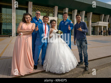 La NASA Vice International Space Station Program Manager Dan Hartman e capo dell'Ufficio astronauta Bob Behnken sono invitati a partecipare a un gruppo di foto di matrimonio come sono arrivati all'Aeroporto di Zhezkazgan precedendo la Soyuz atterra con spedizione 43 commander Terry Virts della NASA, cosmonauta Anton Shkaplerov di l'agenzia Spaziale Federale Russa Roscosmos (), e astronauta italiana Samantha Cristoforetti dall'Agenzia spaziale europea (ESA), Giovedì, 11 giugno 2015. Virtz, Shkaplerov e Cristoforetti sono di ritorno dopo più di sei mesi a bordo della Stazione spaziale internazionale dove sono serviti come me Foto Stock