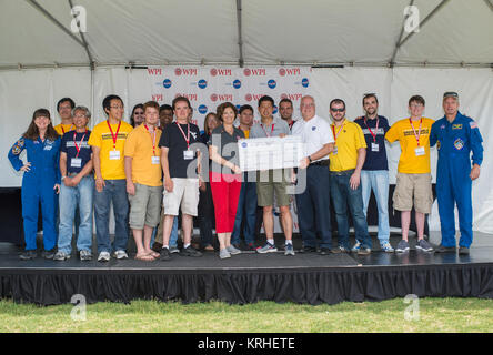 Il team di alpinisti da West Virginia University di accettare un $100.000 premio per completare il livello due sfida al campione 2015 di ritorno sfida Robot da Dennis Andrucyk, vice amministratore di associare per la tecnologia spaziale direzione di Missione NASA Sede, Sabato, 13 giugno 2015, al Worcester Polytechnic Institute (WPI) a Worcester, Massachusetts I membri del team di alpinisti sono Yu Gu, Jared Strader, Scott Harper, Nicholas Ohi, Kyle Lassak, Alexander Hypes, Boyi Hu, Matteo Gramlich, Lisa Kogan, Edmundo Salgado Martinez, Marvin Cheng, Tanmay Mandal, Rahul Kavi, Stéphane D'UR Foto Stock