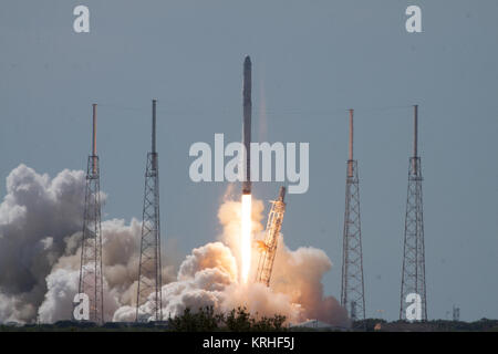 Falcon 9 lancia con CRS-7 da SLC-40 (KSC-2015-2340) Foto Stock