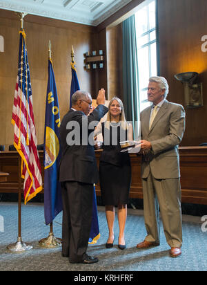 Il dott. Dava J. Newman è ceremonially giurato-in come la NASA Vice Amministratore da amministratore della NASA Charles Bolden, come suo marito Guillermo Trotti, detiene la Bibbia, Martedì, 14 luglio 2015 presso il Senato Dirksen Edificio per uffici a Washington. L'evento è stato ospitato dal Sen. Steve Daines, R-Mont. e Sen. Jon Tester, D-Mont. Photo credit: (NASA/Joel Kowsky) Dr. dava J. Newman Swearing-In cerimoniale (201507140016HQ) Foto Stock