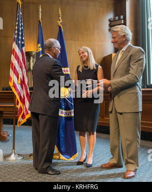 Il dott. Dava J. Newman è ceremonially giurato-in come la NASA Vice Amministratore da amministratore della NASA Charles Bolden, come suo marito Guillermo Trotti, detiene la Bibbia, Martedì, 14 luglio 2015 presso il Senato Dirksen Edificio per uffici a Washington. L'evento è stato ospitato dal Sen. Steve Daines, R-Mont. e Sen. Jon Tester, D-Mont. Photo credit: (NASA/Joel Kowsky) Dr. dava J. Newman Swearing-In cerimoniale (201507140017HQ) Foto Stock