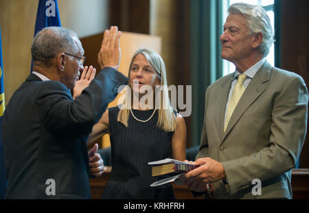 Il dott. Dava J. Newman è ceremonially giurato-in come la NASA Vice Amministratore da amministratore della NASA Charles Bolden, come suo marito Guillermo Trotti, detiene la Bibbia, Martedì, 14 luglio 2015 presso il Senato Dirksen Edificio per uffici a Washington. L'evento è stato ospitato dal Sen. Steve Daines, R-Mont. e Sen. Jon Tester, D-Mont. Photo credit: (NASA/Joel Kowsky) Dr. dava J. Newman Swearing-In cerimoniale (201507140018HQ) Foto Stock