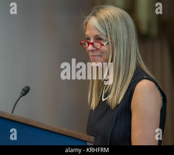 La NASA Amministratore Delegato Dott.ssa dava J. Newman dà commento dopo essere stato ceremonially giurato, Martedì, 14 luglio 2015 presso il Senato Dirksen Edificio per uffici a Washington. L'evento è stato ospitato dal Sen. Steve Daines, R-Mont. e Sen. Jon Tester, D-Mont. Photo credit: (NASA/Joel Kowsky) Dr. dava J. Newman Swearing-In cerimoniale (201507140025HQ) Foto Stock