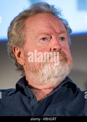 Regista Ridley Scott partecipa a una sessione di domande e risposte su NASA il viaggio su Marte e il film "Il Marziano," Martedì, Agosto 18, 2015, al Regno artista teatro in La Cañada Flintridge, California. Gli scienziati della NASA e ingegneri è servita come consulenti tecnici sulla pellicola. Il film ritrae una visione realistica del clima e la topografia di Marte, sulla base dei dati della NASA, e alcune delle sfide che la NASA volti come ci prepariamo per l'esplorazione umana del pianeta rosso nel 2030s. Photo credit: (NASA/Bill Ingalls) La NASA viaggio su Marte e E2809cconsiderare un marziano22 (201508180030HQ) Foto Stock
