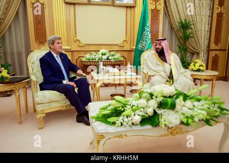 Stati Uniti Il segretario di Stato John Kerry incontra con Saudi Arabian Vice Crown Prince Mohammed Bin Salman al Royal Court Dicembre 18, 2016 a Riyadh in Arabia Saudita. Foto Stock