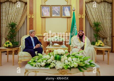 Stati Uniti Il segretario di Stato John Kerry incontra con Saudi Arabian Vice Crown Prince Mohammed Bin Salman al Royal Court Dicembre 18, 2016 a Riyadh in Arabia Saudita. Foto Stock