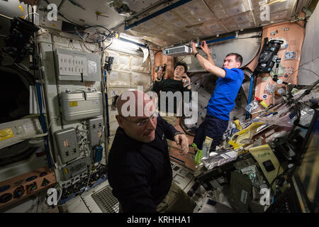 ISS-44 Scott Kelly, Kimiya Yui e Sergey Volkov nel modulo unità Foto Stock