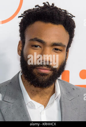 Attore Donald Glover assiste la premiere mondiale per 'Il marziano" al giorno due del Toronto International Film Festival al Roy Thomson Hall, Venerdì, Settembre 11, 2015 a Toronto. Gli scienziati della NASA e ingegneri è servita come consulenti tecnici sulla pellicola. Il film ritrae una visione realistica del clima e la topografia di Marte, sulla base dei dati della NASA, e alcune delle sfide che la NASA volti come ci prepariamo per l'esplorazione umana del pianeta rosso nel 2030s. Photo credit: (NASA/Bill Ingalls) Donald Glover TIFF 2015 Foto Stock