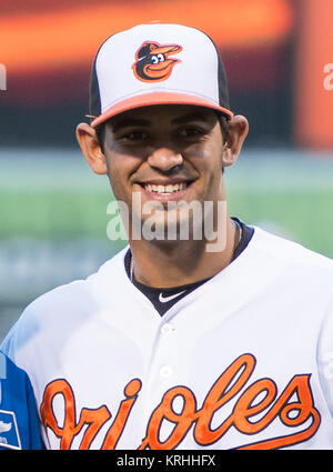 L'astronauta della NASA e Maryland native, Terry Virts, centro in posa per una foto con il Baltimore Orioles mascotte, sinistra e Orioles pitcher Jason Garcia, destra, dopo aver gettato il cerimoniale di primo passo prima di Boston Red Sox prendere sul Baltimore Orioles a Camden Yards in Baltimore, Md. lunedì 14 settembre, 2015. Virts spendere 199 giorni a bordo della Stazione Spaziale Internazionale da novembre 2014 a giugno 2015 come parte delle spedizioni 42 e 43, che serve come comandante della spedizione 43. Photo credit: (NASA/Joel Kowsky) Orioles pitcher Jason Garcia nel 2015 Foto Stock