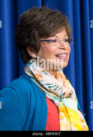 Valerie Jarrett, senior advisor del presidente, parla a giovani donne che abilita europee: i campioni di eventi di modifica martedì, 15 settembre 2015 a Eisenhower Executive Office Building in Washington, DC. I campioni di cambiare programma è stato creato dalla Casa Bianca a riconoscere "individui facendo cose straordinarie per potenziare e ispirare i membri delle loro comunità.' Photo credit: (NASA/Aubrey Gemignani). Valerie Jarrett nel 2015 Foto Stock