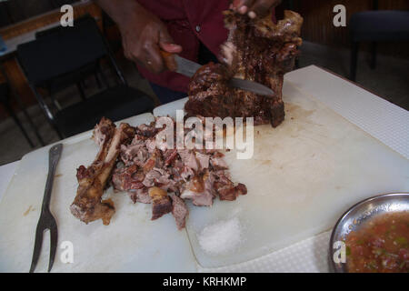 Nyama Choma, cibo tradizionale di strada o barbecue keniota, Nairobi, Kenya, Africa orientale Foto Stock