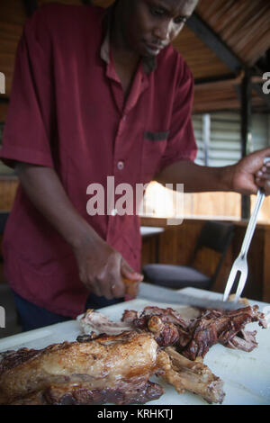 Nyama Choma, cibo tradizionale di strada o barbecue keniota, Nairobi, Kenya, Africa orientale Foto Stock