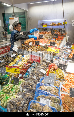 Crudo fresco pesce, frutti di mare, cozze, vongole, granchi, ostriche,di capesante e frutti di mare in un supermercato spagnolo Foto Stock