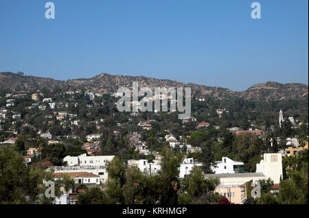 Una vista verso le colline di Griffith Park guardando oltre la Los Feliz quartiere da Barnsdall Art Center di Los Angeles, California USA KATHY DEWITT Foto Stock