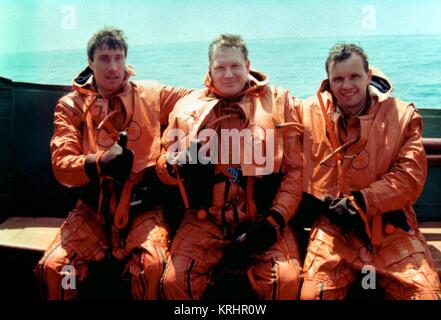 La NASA Stazione Spaziale Internazionale Expedition 1 primo equipaggio cosmonauta russo Sergei Krikalev di Roscosmos (sinistra), astronauta americano Bill pastore e il cosmonauta russo Yuri Gidzenko di Roscosmos dell'acqua completa formazione di sopravvivenza Ottobre 3, 1997 nel Mar Nero. Foto Stock