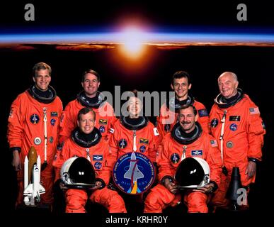 Ritratto ufficiale per la NASA Space Shuttle Discovery STS-95 primo equipaggio astronauti americani (anteriore, L-R) Steven Lindsey, Curtis Brown, (retro, L-R) Scott Parazynski, Stephen Robinson, astronauta giapponese Chiaki Mukai dal Giappone National Space Development Agency, astronauta spagnolo Pedro Duque dall'Agenzia spaziale europea e astronauta americano John Glenn Jr. presso il Johnson Space Center Giugno 1, 1998 in Houston, Texas. Foto Stock