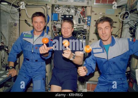 La NASA Stazione Spaziale Internazionale Expedition 1 primo equipaggio (L-R) cosmonauta russo Yuri Gidzenko di Roscosmos, astronauta americano William Shepard e il cosmonauta russo Sergei Krikalev del galleggiante Roscosmos accanto alle arance in Zvezda Service Module Dicembre 4, 2000 in orbita intorno alla terra. Foto Stock