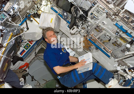 NASA Space Shuttle Discovery Stazione Spaziale Internazionale Expedition 13 il primo membro di equipaggio astronauta tedesco Thomas Reiter della Agenzia spaziale europea lavora in ISS Laboratorio destino Luglio 13, 2006 in orbita intorno alla terra. Foto Stock