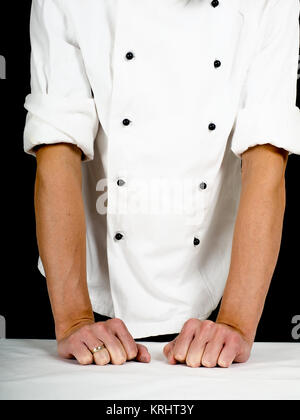 Chef professionale appoggiata saldamente su un tavolo con il coperchio bianco Foto Stock