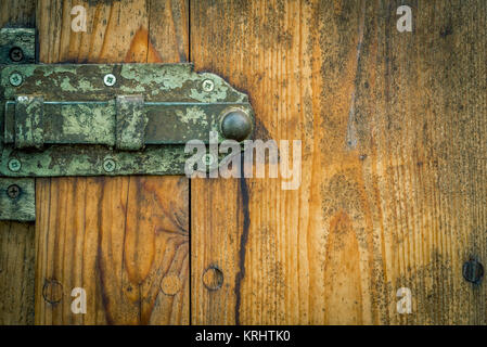 Fermo di metallo da un età compresa tra porta di legno Foto Stock