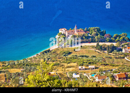 La chiesa e la spiaggia di Bol vista aerea Foto Stock