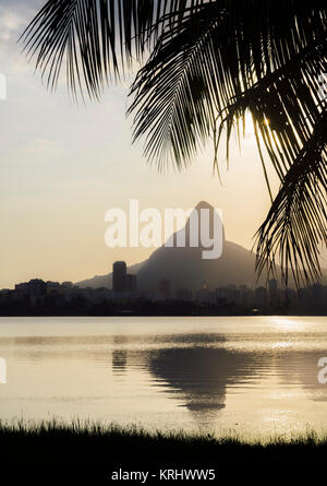 Morro Dois Irmaoes visto da Lagoa Rodrigo de Freitas al tramonto a Rio de Janeiro in Brasile Foto Stock