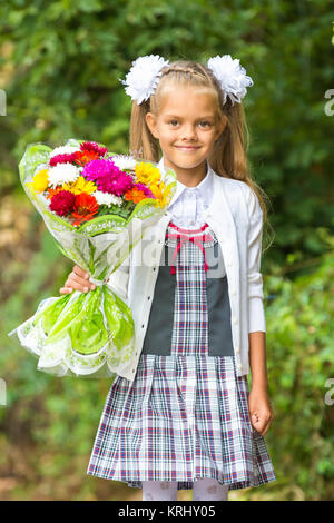 Ritratto di un periodo di sette anni di primo grado di ragazze che vanno a scuola il 1 settembre in Foto Stock