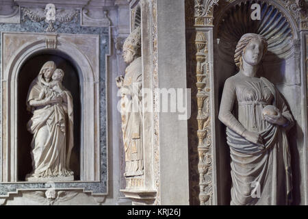 Primo piano della parte interna sculture religiose nell'antica San Giovanni a Carbonara chiesa di Napoli, Italia Foto Stock