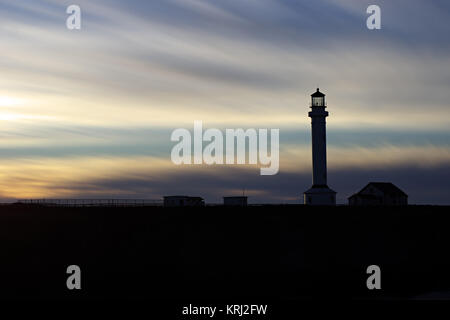 Tramonto sentieri Cloud al punto Arena Lighthouse, Silhouette contro il cielo drammatico Foto Stock