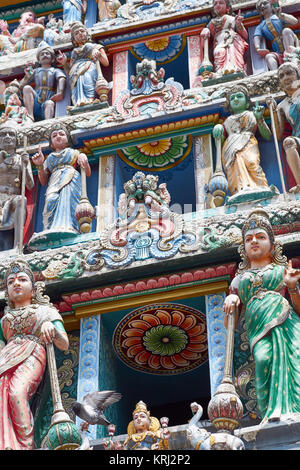 Primo piano delle figure sul Tempio di Sri Mariamman a Chinatown, Singapore - ingresso gopuram torre di Singapore il più antico tempio indù Foto Stock