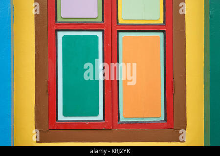 Sfondo geometrico della coloratissima persiane alle finestre di un patrimonio Cinese casa Peranakan in Little India, Singapore Foto Stock