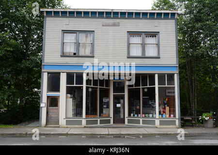 Restaurato, giro del secolo la vetrina sulla strada principale nella vecchia città mineraria di Stewart, British Columbia, Canada. Foto Stock