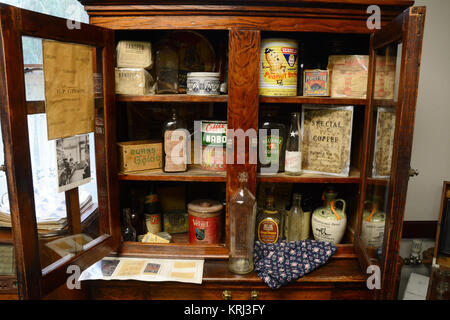 Un giro del secolo Armadietto dei medicinali in Stewart Museo Storico della vecchia città mineraria di Stewart, British Columbia, Canada. Foto Stock