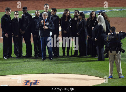 NEW YORK, NY - 30 ottobre: (embargo imposto a Novembre 4, 2015) Tony Bennett canta prima di gioco cinque del Mondiale 2015 serie tra il Kansas City Royals e il New York Mets a Citi Field il 1 novembre 2015 nel quartiere di lavaggio del Queens Borough of New York City People: Tony Bennett Foto Stock