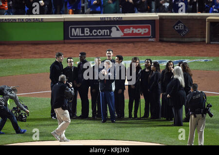 NEW YORK, NY - 30 ottobre: (embargo imposto a Novembre 4, 2015) Tony Bennett canta prima di gioco cinque del Mondiale 2015 serie tra il Kansas City Royals e il New York Mets a Citi Field il 1 novembre 2015 nel quartiere di lavaggio del Queens Borough of New York City People: Tony Bennett Foto Stock