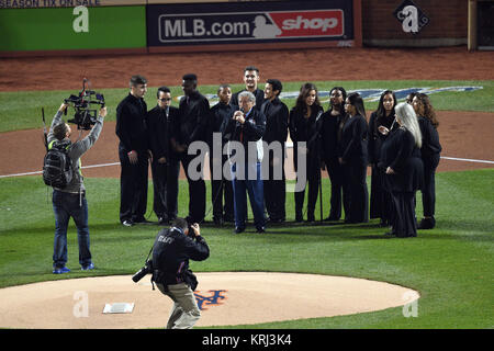 NEW YORK, NY - 30 ottobre: (embargo imposto a Novembre 4, 2015) Tony Bennett canta prima di gioco cinque del Mondiale 2015 serie tra il Kansas City Royals e il New York Mets a Citi Field il 1 novembre 2015 nel quartiere di lavaggio del Queens Borough of New York City People: Tony Bennett Foto Stock