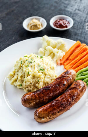 Il tedesco la salsiccia con purè di patate e verdure pasto Foto Stock