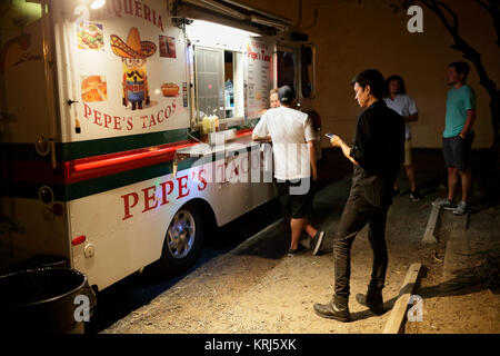 A tarda notte carrello alimentari, Front Street, Wilmington, Carolina del Nord, STATI UNITI D'AMERICA Foto Stock