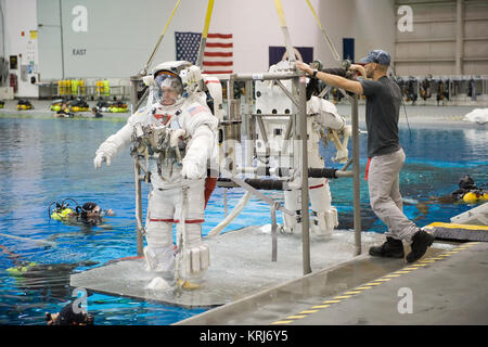STS-129 Membri di equipaggio Mike Foreman, Randy Bresnik, Barry "Butch' Wilmore e Robert Satcher preparare per 20A EVA Review dive al NBL. Foto Data: Marzo 26, 2009. Posizione - NBL Fesa della piscina e della sala di controllo. Fotografo: Robert Markowitz STS-129 una spinta di galleggiamento neutra formazione laboratorio 1 Foto Stock