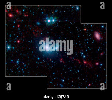 Questo falso colore immagine ad infrarossi dalla NASA il telescopio spaziale Spitzer mostra poca 'dwarf galassie' formando nel "code" di due galassie più grandi che sono collidere tra di loro. Il grande galassie sono al centro dell'immagine, mentre i nani può essere visto come puntini rossi nella Red streamers, o code di marea. I due puntini blu sopra il grande galassie sono stelle in primo piano. Galaxy fusioni sono comuni occorrenze nell'universo; per esempio, la nostra Via Lattea sarà eventualmente smash nella vicina galassia di Andromeda. Quando due galassie si incontrano, esse tendono a sbranano, lasciando una scia, c Foto Stock