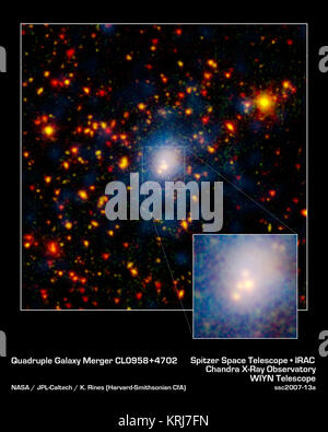 Uno dei più grandi collisioni di galassie mai osservato si svolge al centro di questa immagine. Quattro gocce di bianco nel mezzo sono grandi galassie che hanno cominciato ad aggrovigliarsi e infine si fondono in un unico gigantesco Galaxy. La nuvola biancastra intorno alla collisione di galassie contiene miliardi di stelle gettato fuori durante l'incontro disordinato. Altre galassie e stelle appaiono in giallo, l'arancione e il rosso delle sfumature di colore. Il colore blu mostra il gas caldo che pervade questa regione lontana di impaccato galassie.NASA il telescopio spaziale Spitzer macchiato a quattro vie di collisione o fusione, in un gigante di ammassi di galassie, calle Foto Stock