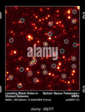 Un lungo-perso una popolazione attiva di buchi neri Supermassive o quasars, è stata scoperta dalla NASA Spitzer e Chandra telescopi spaziali. Questa immagine presa con Spitzer di visione a infrarossi, mostra una frazione di questi buchi neri che si trovano nel profondo del ventre di distanti galassie massive (cerchiata in blu). Spitzer ha originariamente la scansione del campo di galassie mostrato nella foto come parte di un programma a più lunghezze d'onda chiamato la grande osservatori origini una profonda indagine o merci. Questa immagine mostra una porzione della merce campo chiamato Goods-South. Quando gli astronomi hanno visto i dati di Spitzer, erano Foto Stock