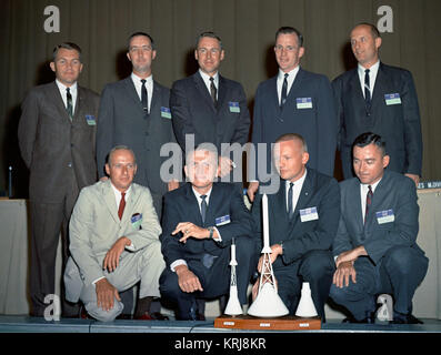 S62-06759 (1962) --- Questo è il secondo gruppo di pilota di astronauti scelti dalla Nazionale Aeronautica e Spaziale Administration (NASA). Questi astronauta piloti sono (in ginocchio da sinistra a destra) Charles Conrad, Jr., Frank Borman, Neil A. Armstrong e John W. Young; (in piedi in fila posteriore - da sinistra a destra) Elliot M. vedere, Jr., James McDivitt A., James A. Lovell, Jr., Edward H. White II, e P. Thomas Stafford. Astronauta Gruppo 2 - S62-6759 Foto Stock